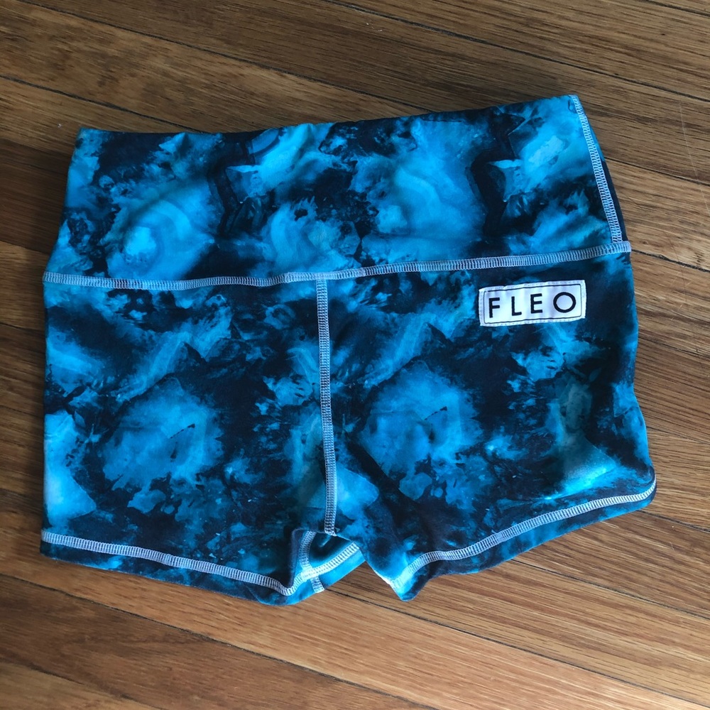 Fleo shorts size small